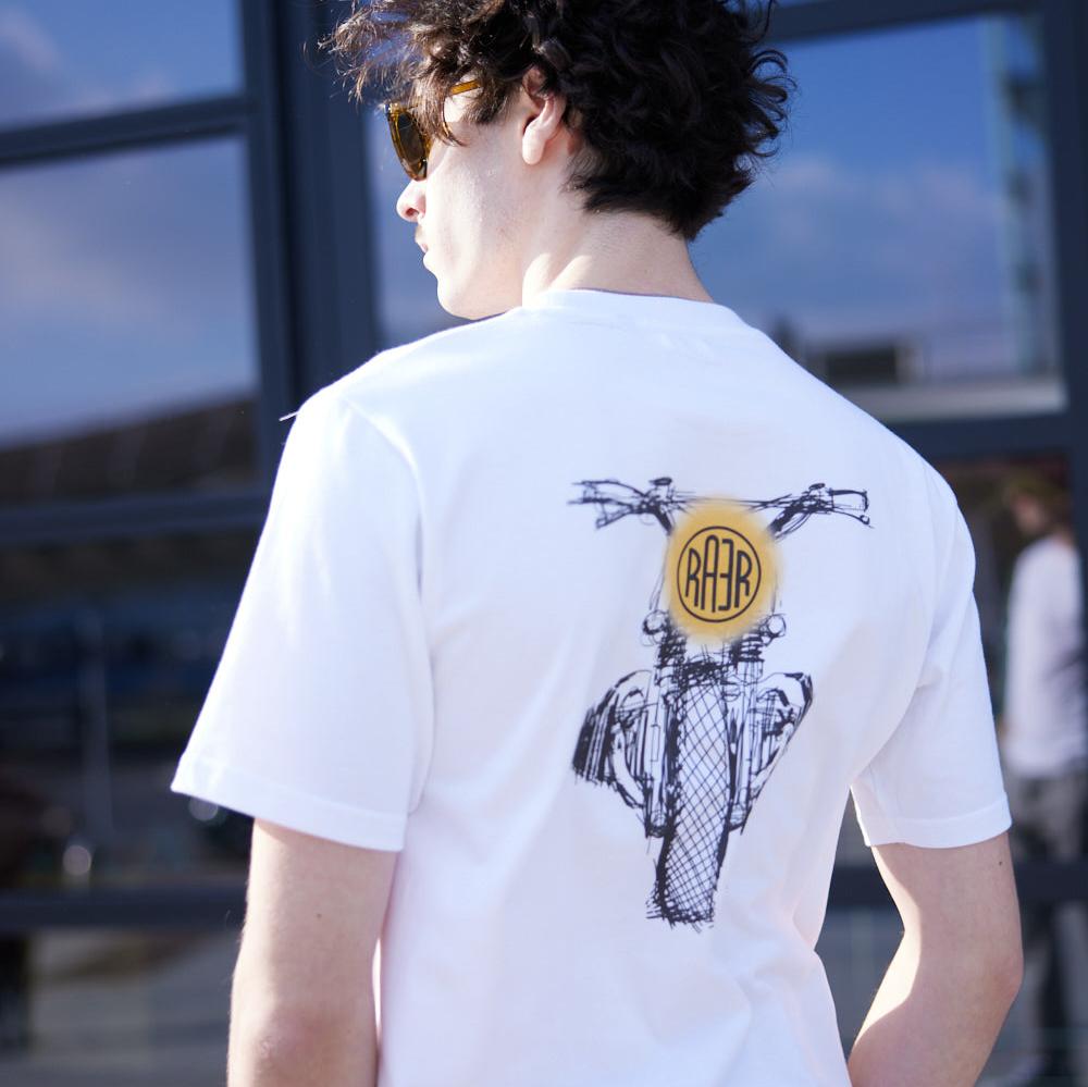 Tee-shirt SCRAMBLER blanc porté de dos, avec un dessin de moto et un logo RAER jaune.