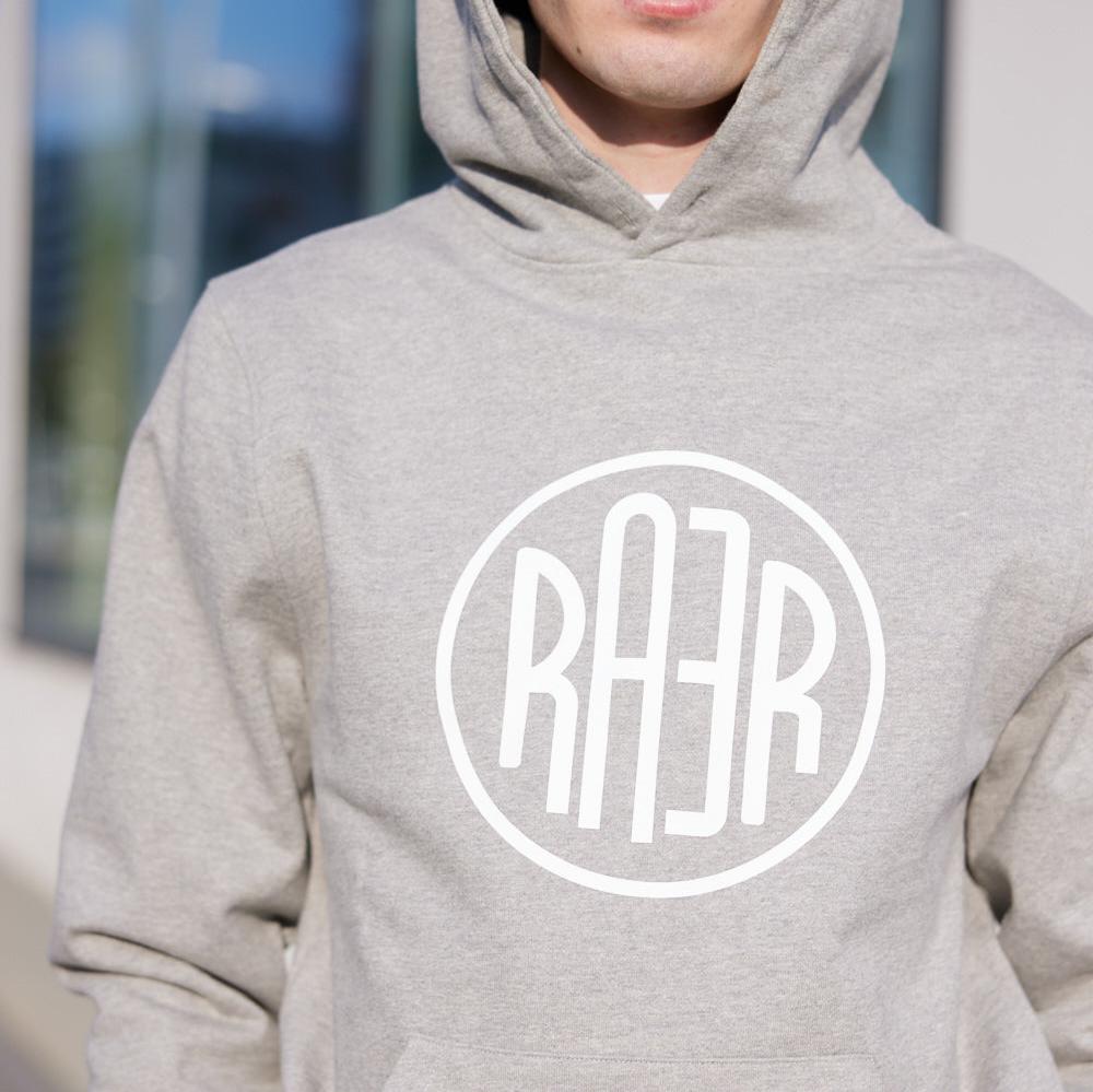 Sweat à capuche ORIGINAL gris chiné porté de face, avec grand logo RAER blanc.