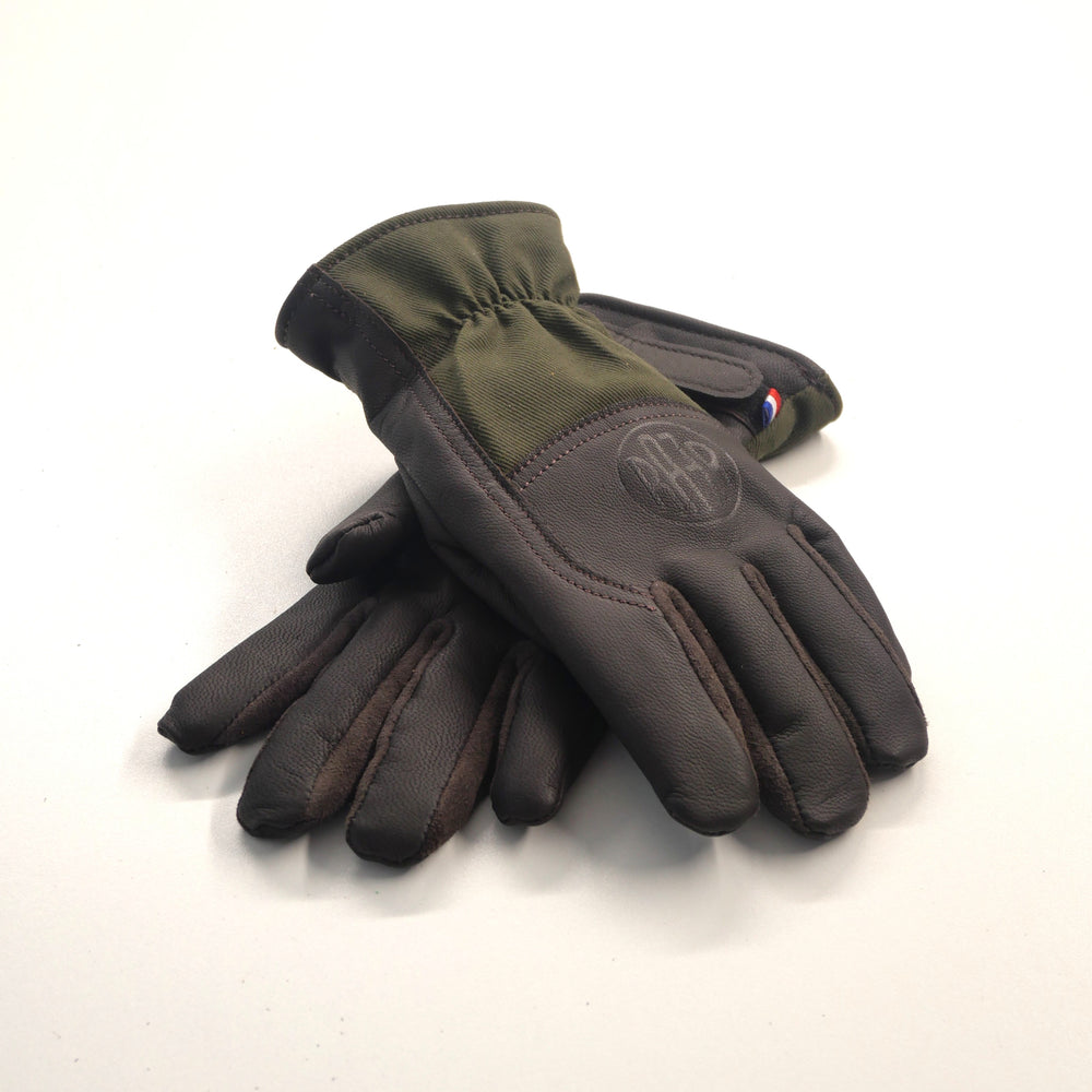 Paire de gants ALASKA kaki en cuir et Armalith, posés l’un sur l’autre.