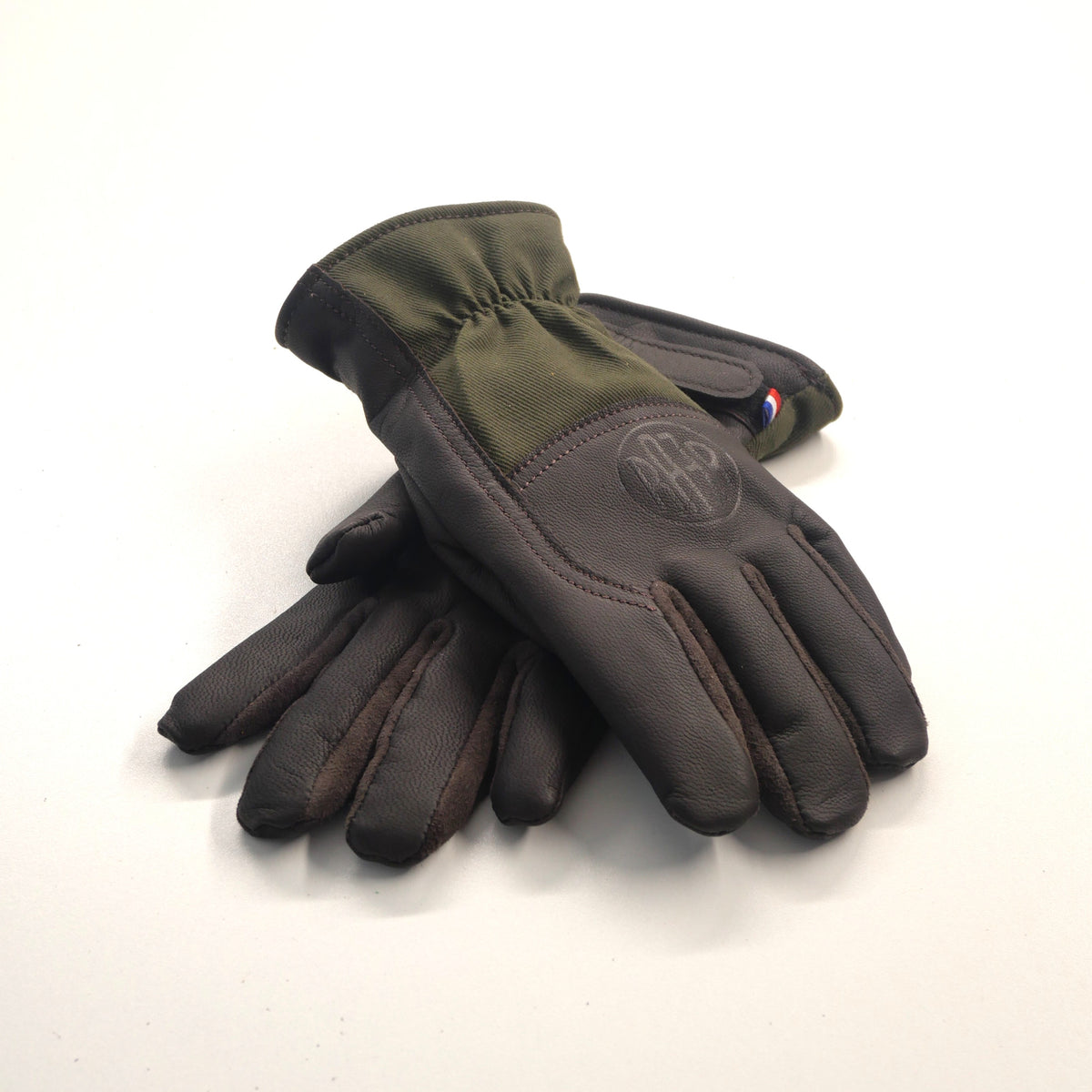 Paire de gants ALASKA kaki en cuir et Armalith, posés l’un sur l’autre.