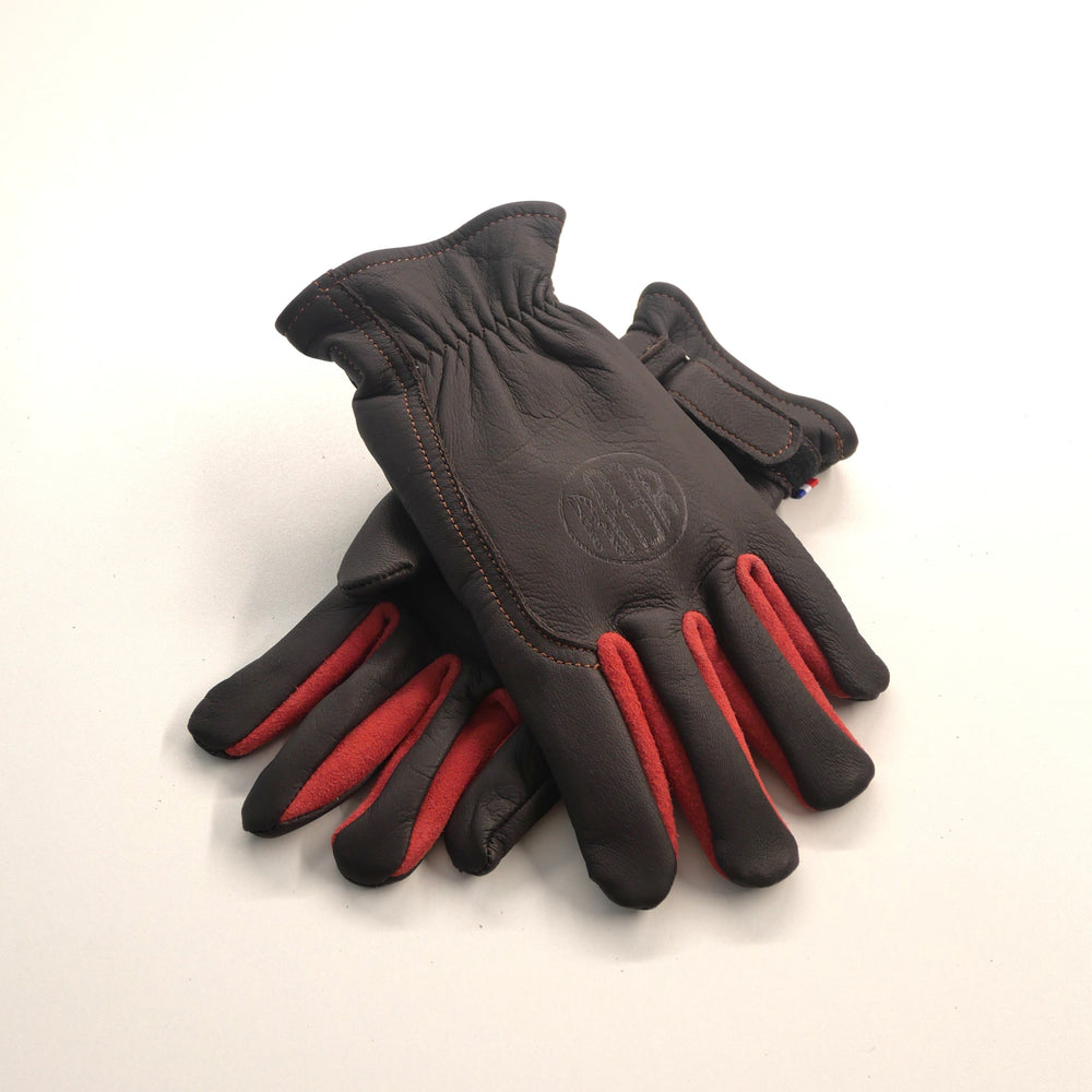 Paire de gants APPLE 2 marron posée sur fond clair, avec empiècements rouges entre les doigts.
