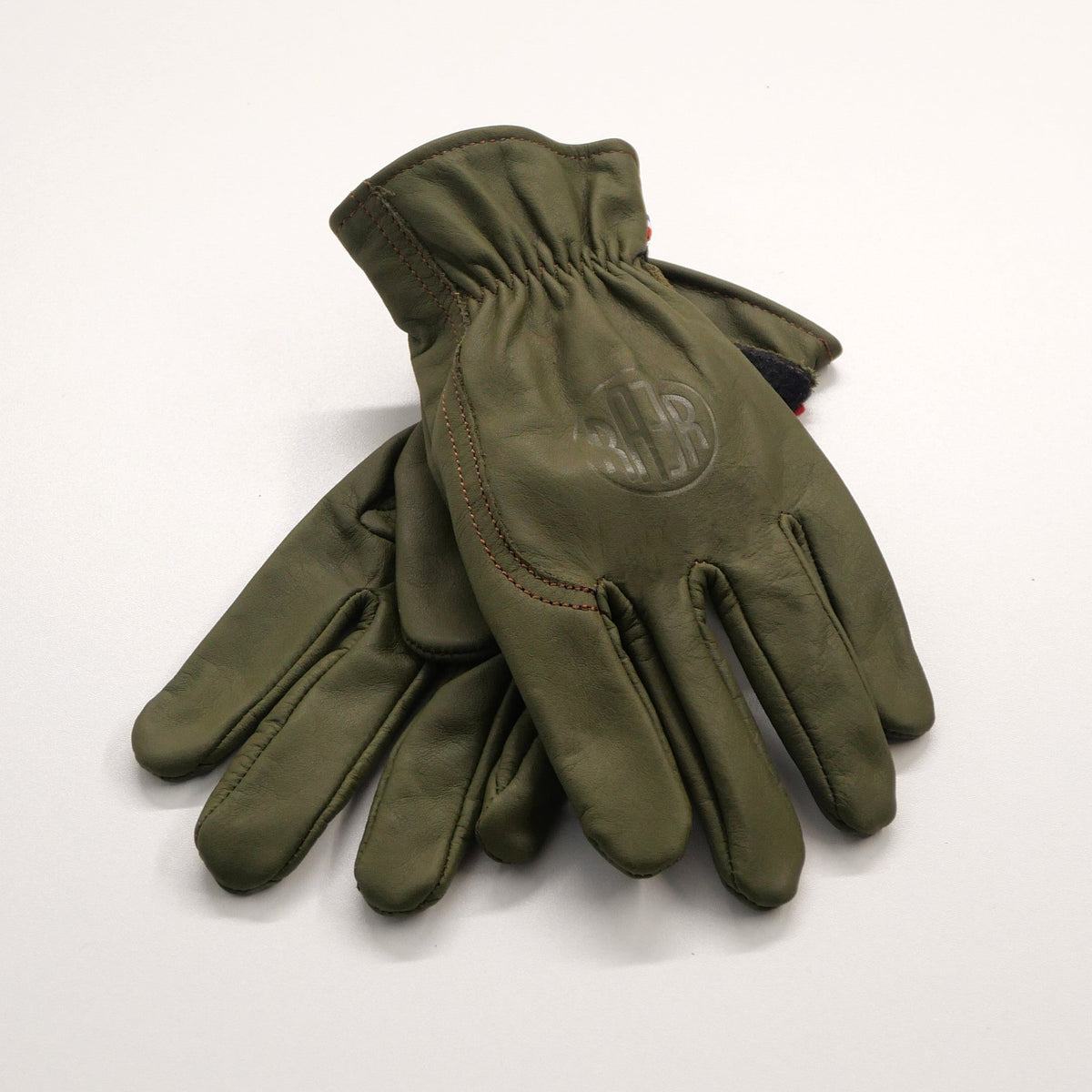 Paire de gants APPLE 3 olive en cuir, posés l’un sur l’autre.