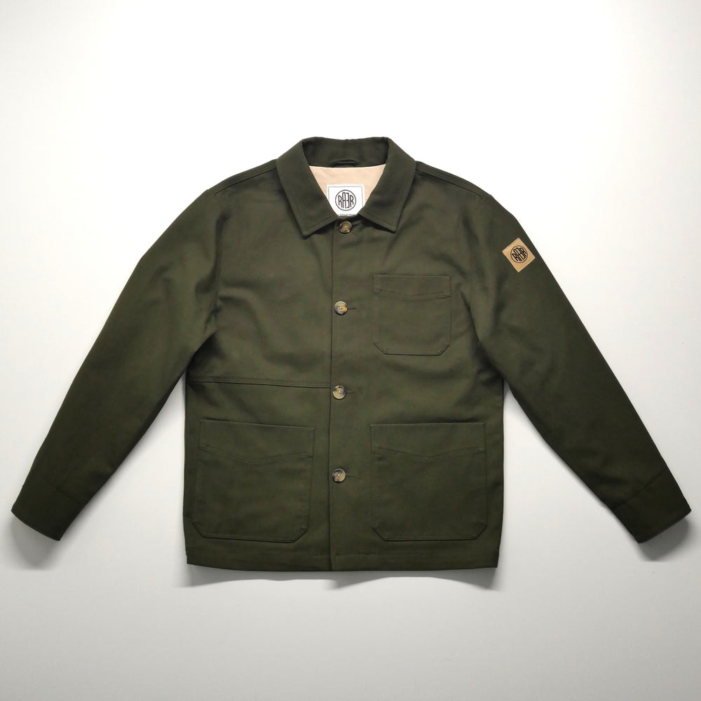 Veste ARTIST kaki posée à plat, vue de face avec ses poches et sa fermeture boutonnée.