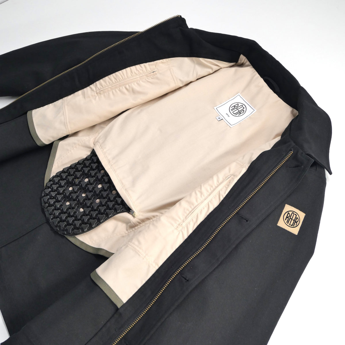 Intérieur de la veste ARTIST noire, avec la protection dorsale visible dans la demi-doublure.