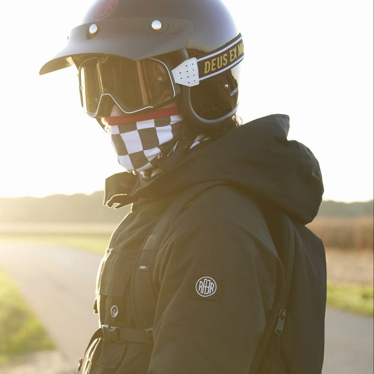 Tour de cou FLAG à damier noir et blanc porté sur le nez avec un casque.