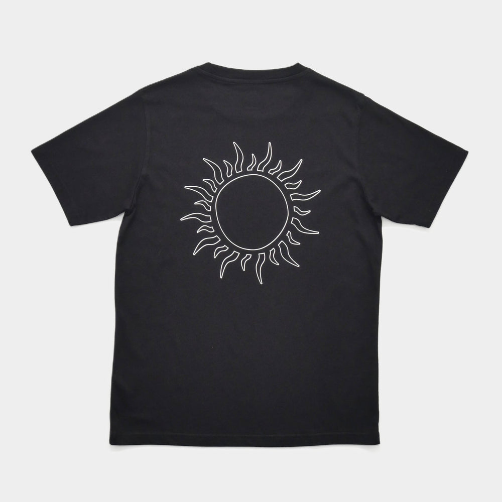 Tee-shirt MOONLIGHT noir à plat, vue de dos avec un grand motif solaire imprimé.