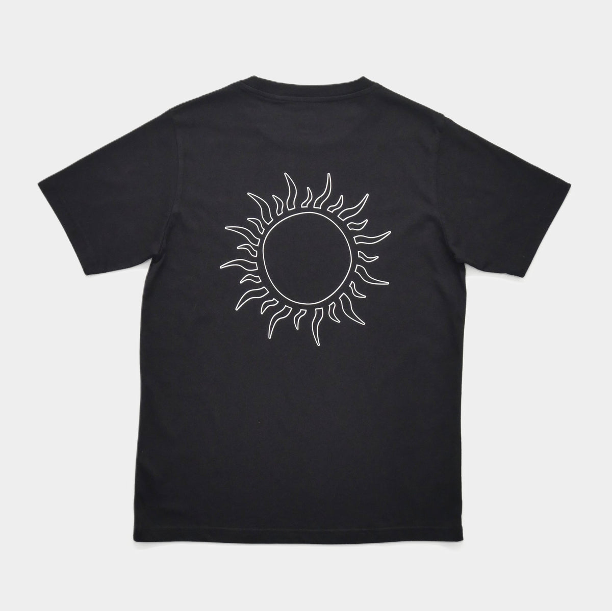 Tee-shirt MOONLIGHT noir à plat, vue de dos avec un grand motif solaire imprimé.