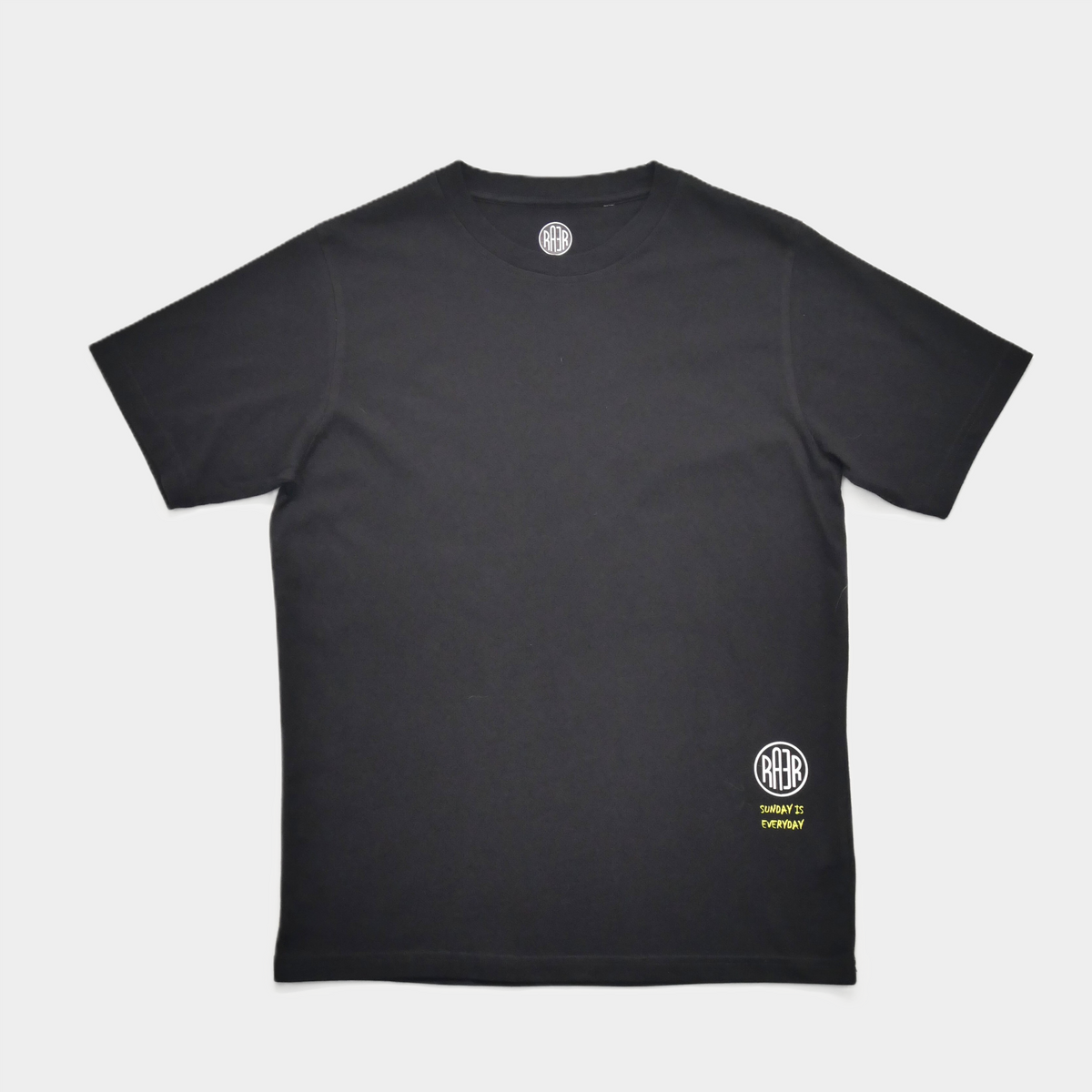 Tee-shirt MOONLIGHT noir à plat, vue de face avec de petits motifs près du col et en bas.