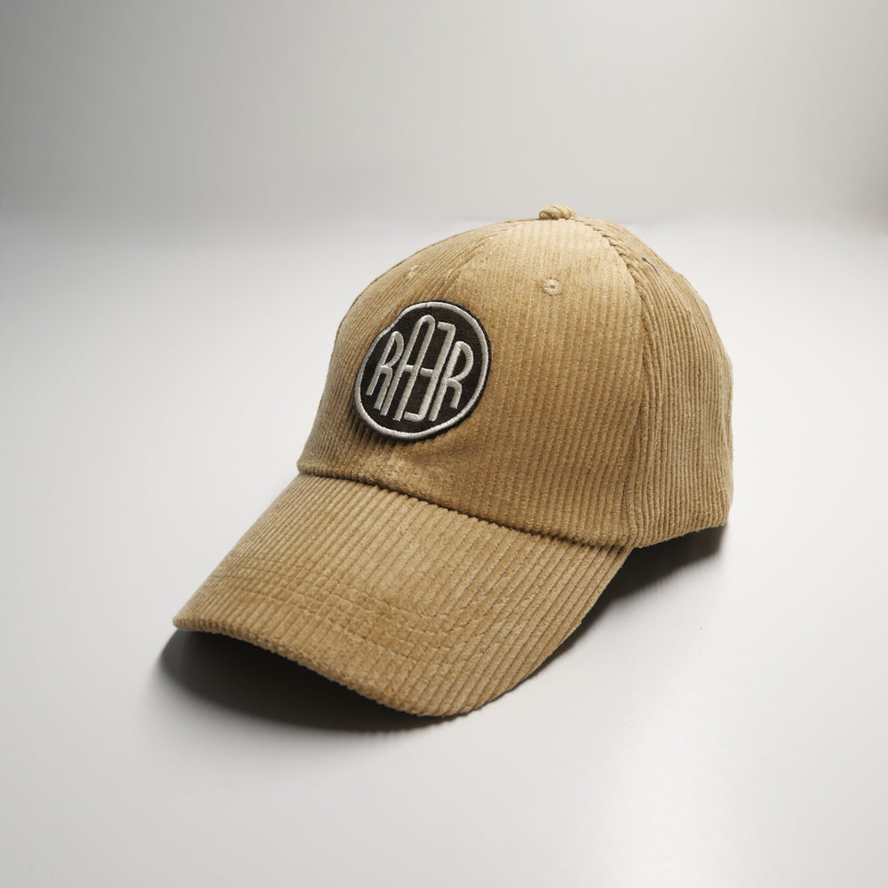 Casquette ORIGINAL beige en velours côtelé, vue de trois quarts avec le logo RAER brodé.