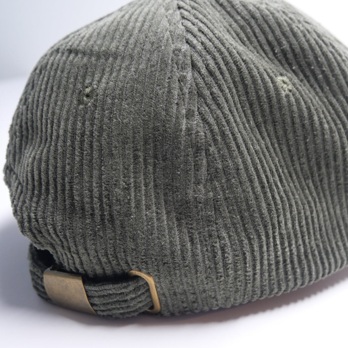 Arrière de la casquette ORIGINAL kaki en velours côtelé, avec sa bride réglable.