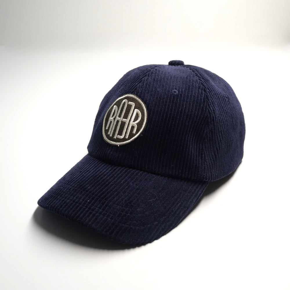 Casquette ORIGINAL marine en velours côtelé, vue de trois quarts avec le logo RAER brodé.