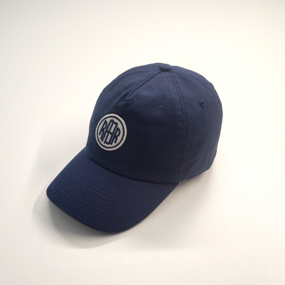 Casquette ORIGINAL marine vue de trois quarts, avec badge RAER à l’avant.