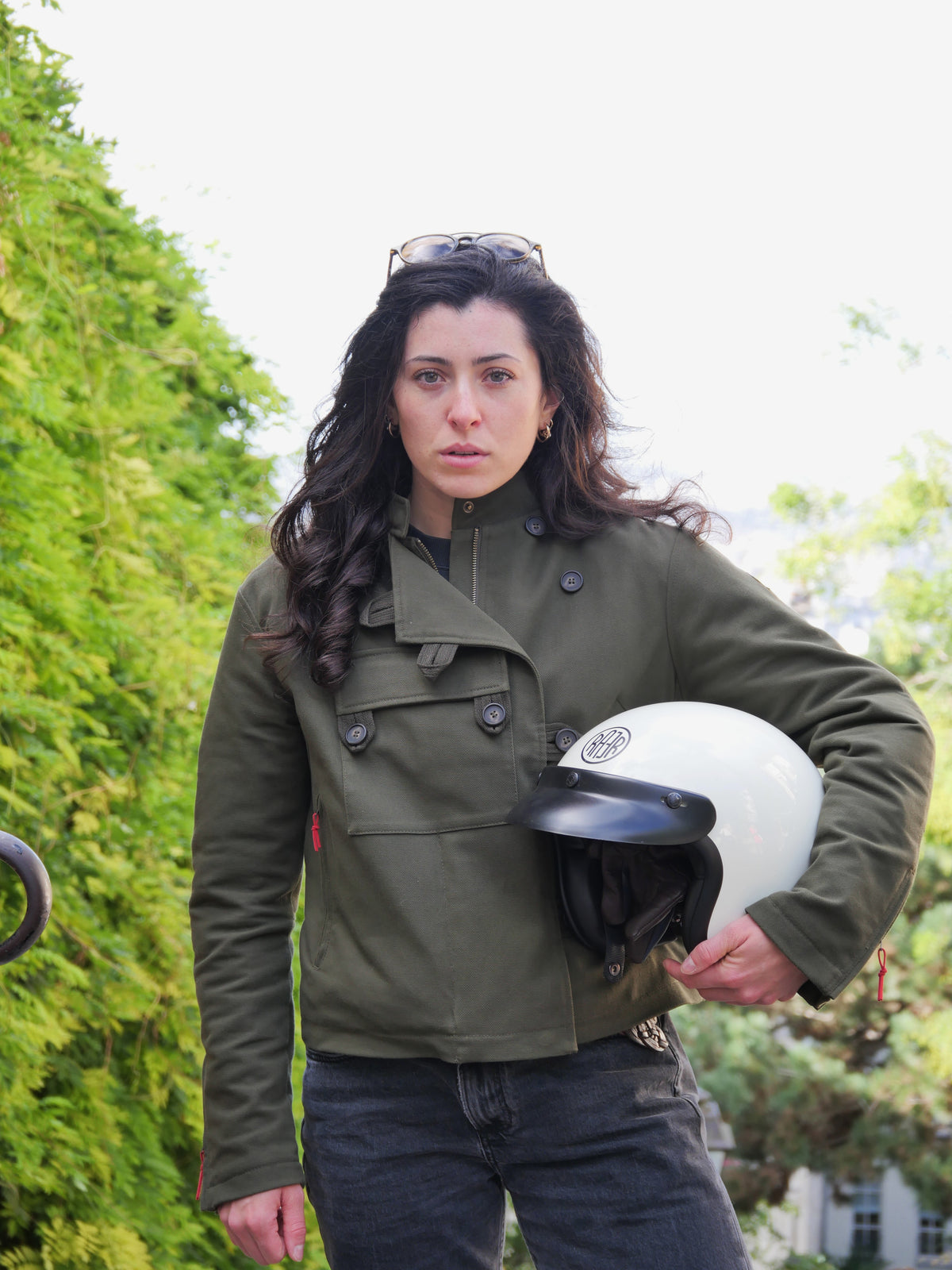 Veste DONNA Armalith kaki portée de face, avec un casque blanc sous le bras.