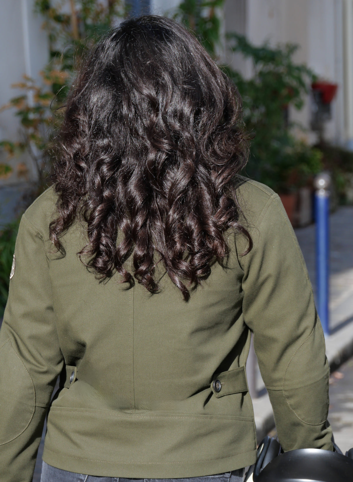 Veste DONNA Armalith kaki portée, vue rapprochée de dos.