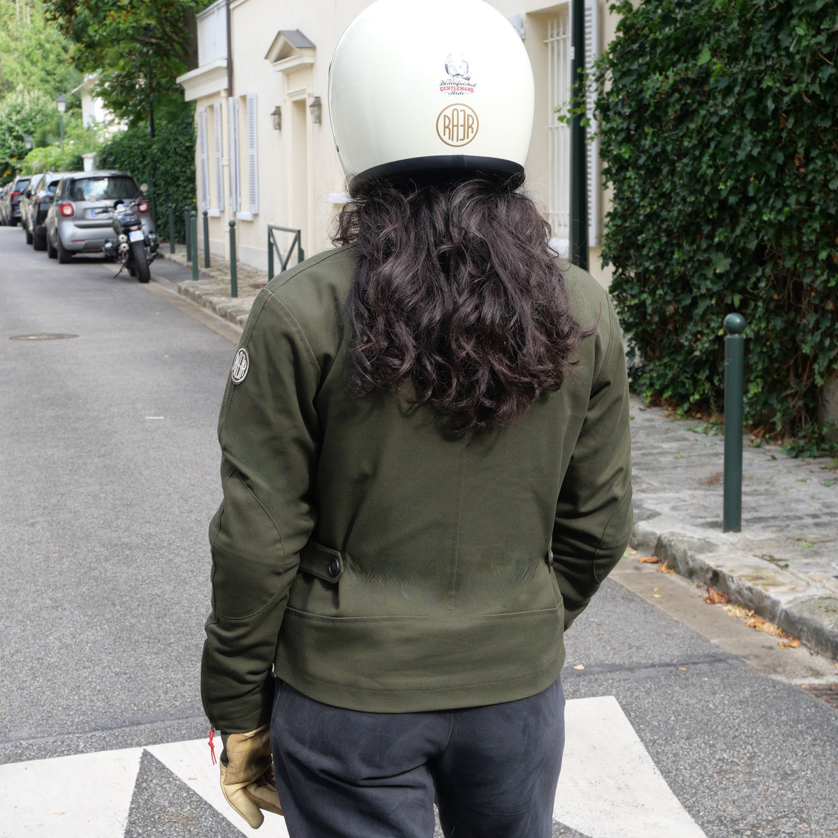 Veste DONNA Armalith kaki portée de dos avec un casque blanc, dans une rue.