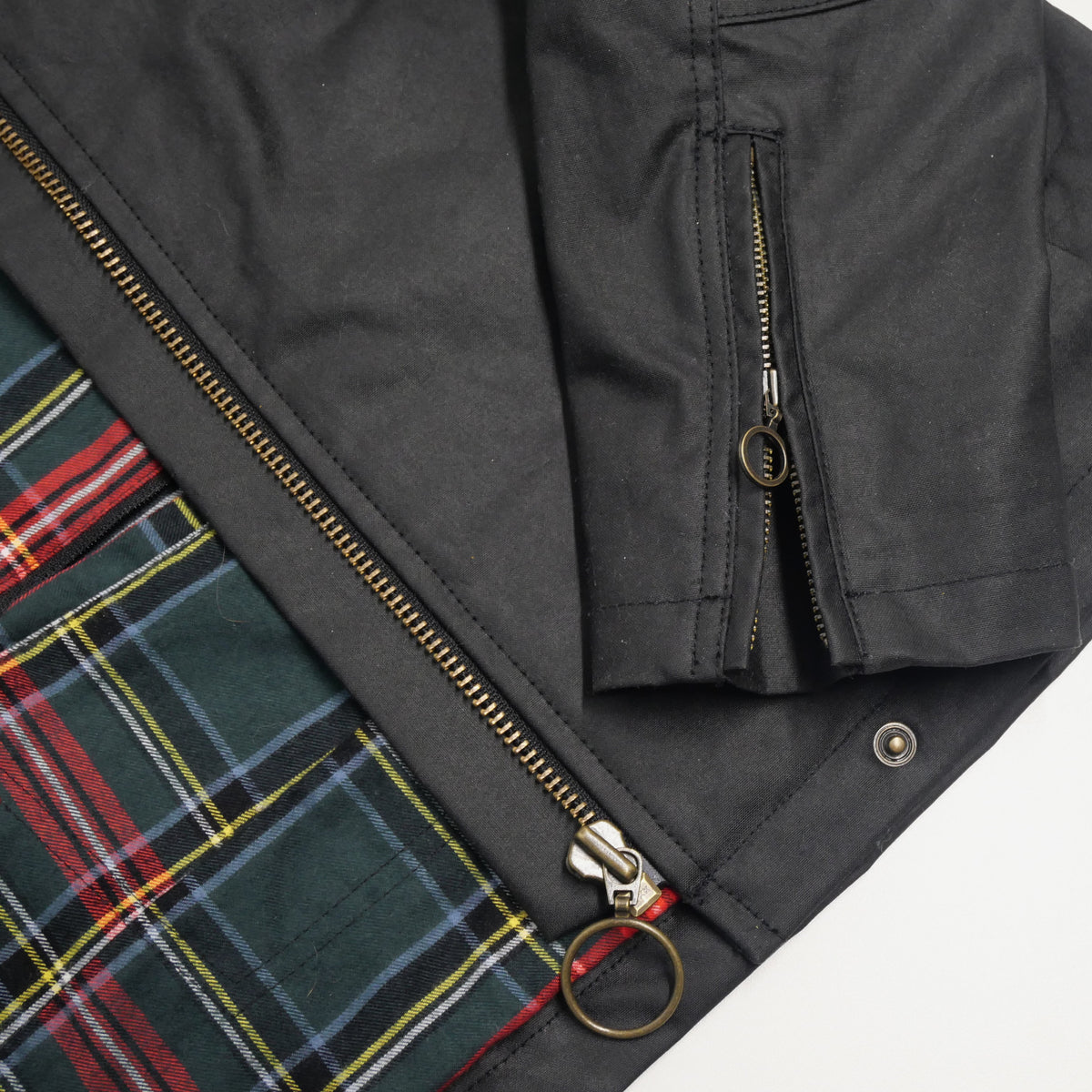 Fermeture principale et bas de manche zippé de la veste DONNA Wax noire.