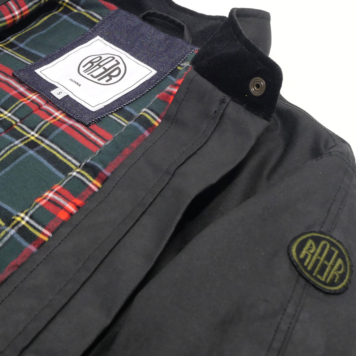 Étiquette, doublure à carreaux et logo de manche de la veste DONNA Wax noire.
