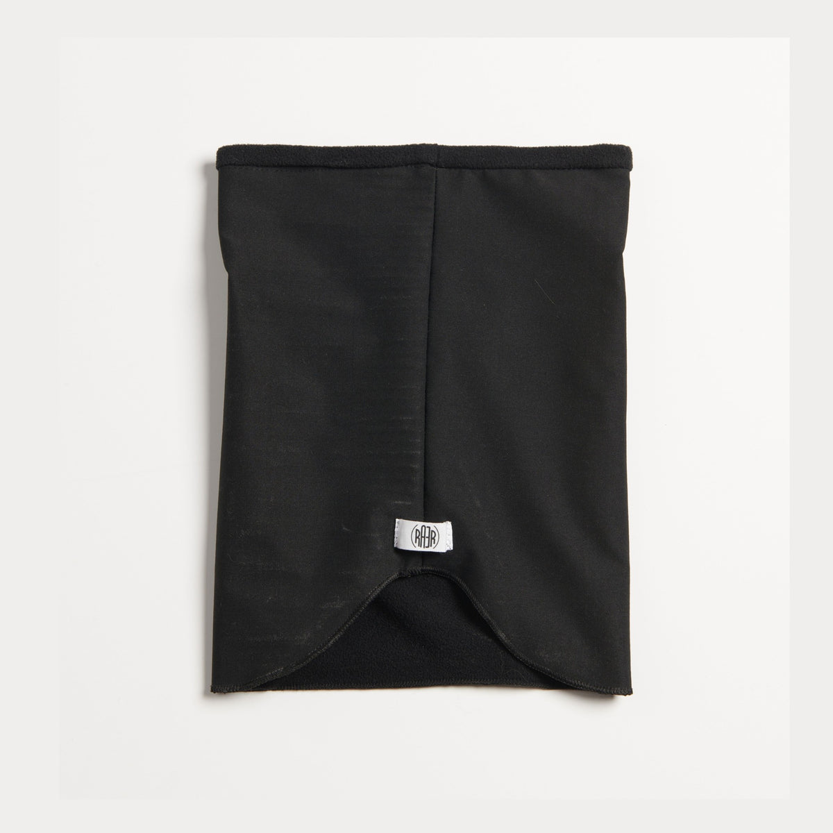 Dos du tour de cou noir posé à plat, avec couture centrale et petite étiquette RAER.