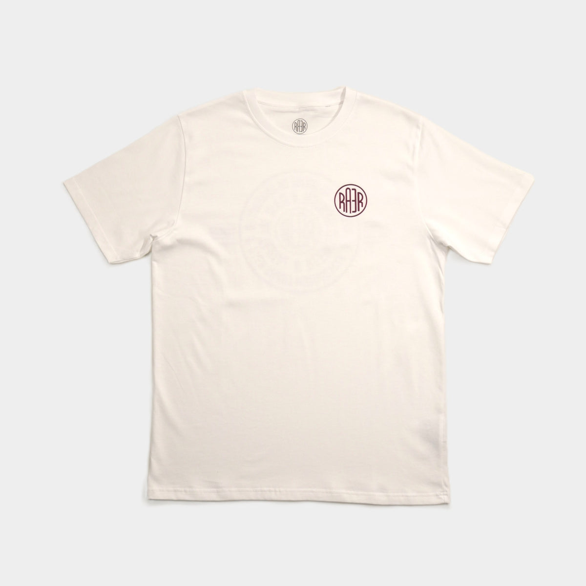 Tee-shirt RAW blanc à plat, vue de face avec un petit logo à la poitrine.