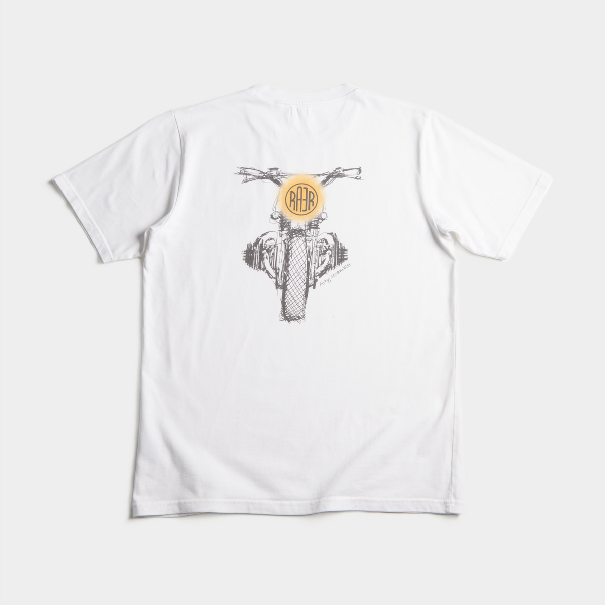 Tee-shirt SCRAMBLER blanc à plat, vue de dos avec un dessin de moto imprimé.