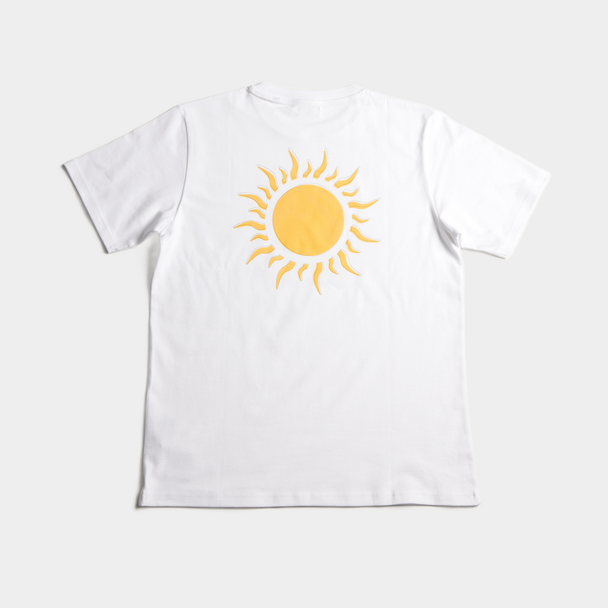 Tee-shirt SUNDAY blanc posé à plat de dos, avec un grand soleil jaune imprimé.