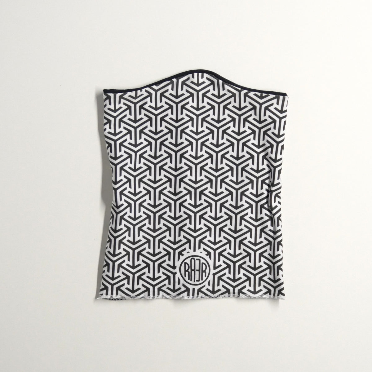 Tour de cou TARGET posé à plat, avec motif géométrique noir et blanc et logo RAER.