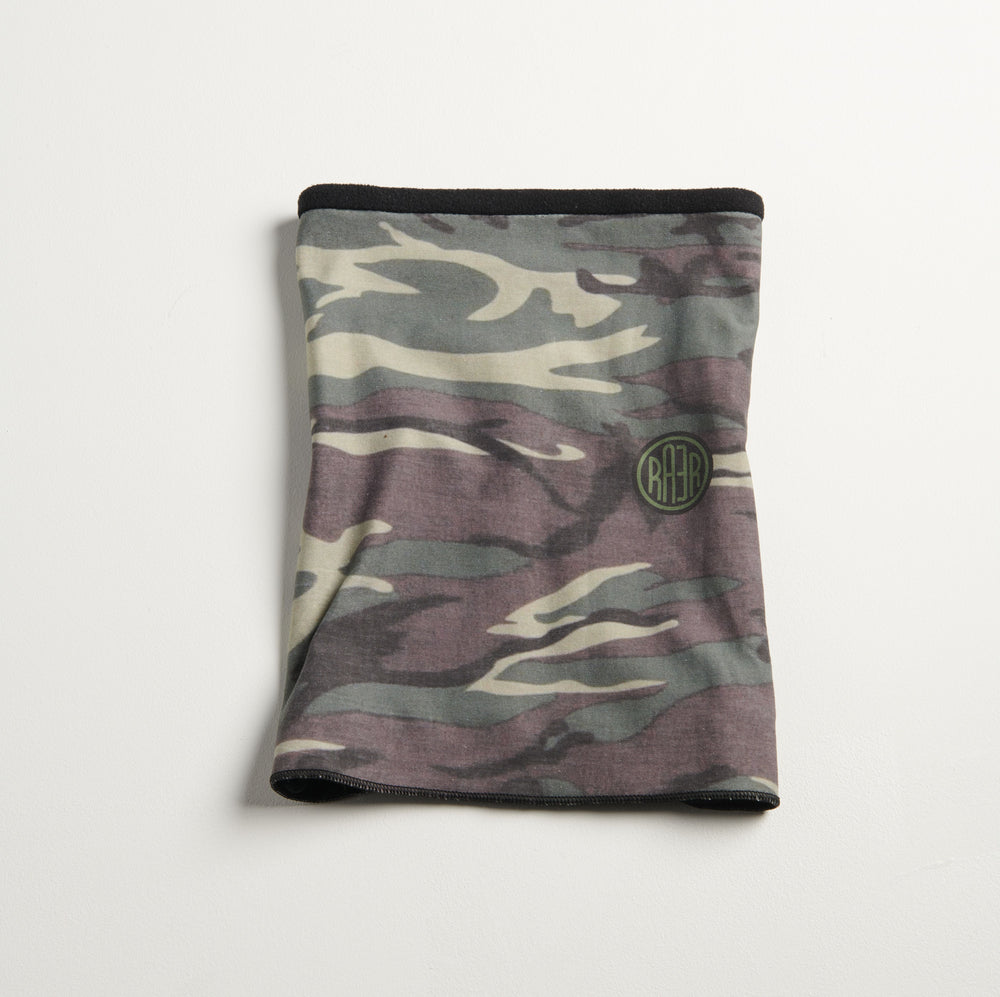 Tour de cou NATURE kaki posé à plat, avec motif camouflage et petit logo RAER.