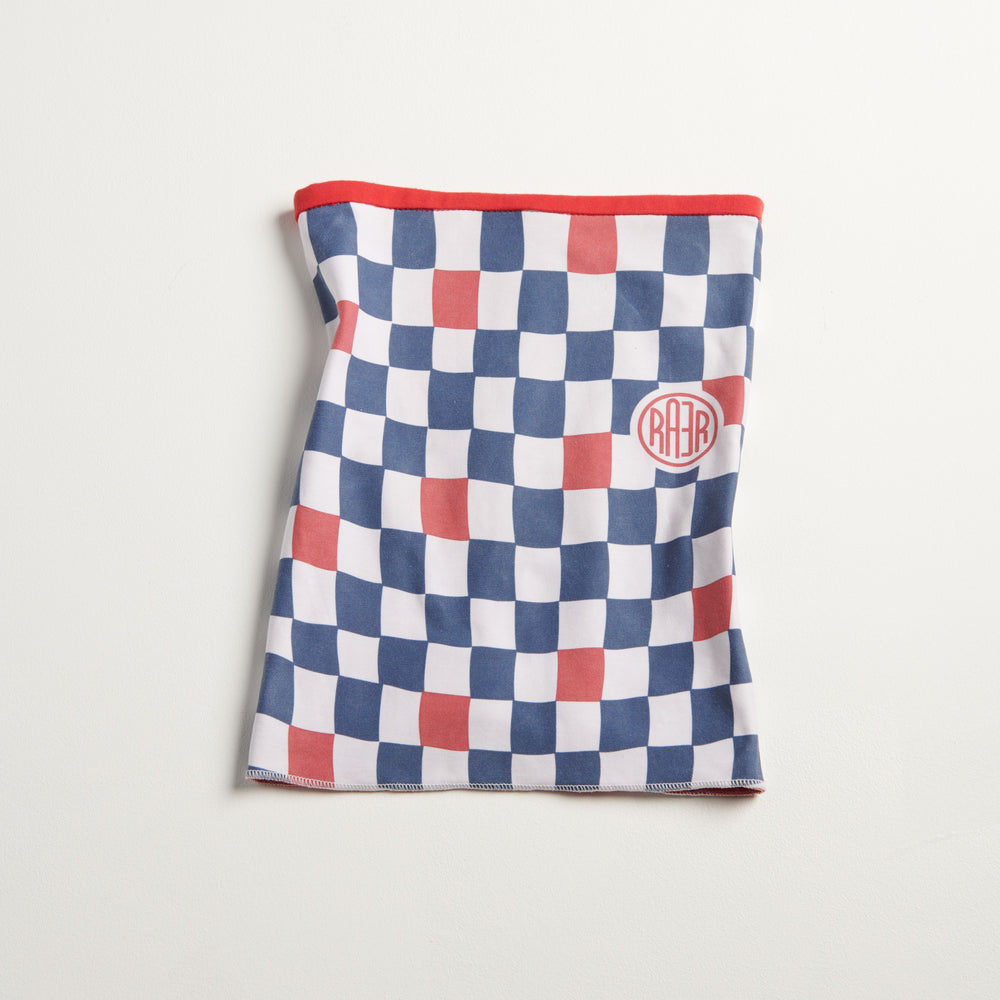 Tour de cou FLAG posé à plat, avec damier marine, blanc et rouge et logo RAER.