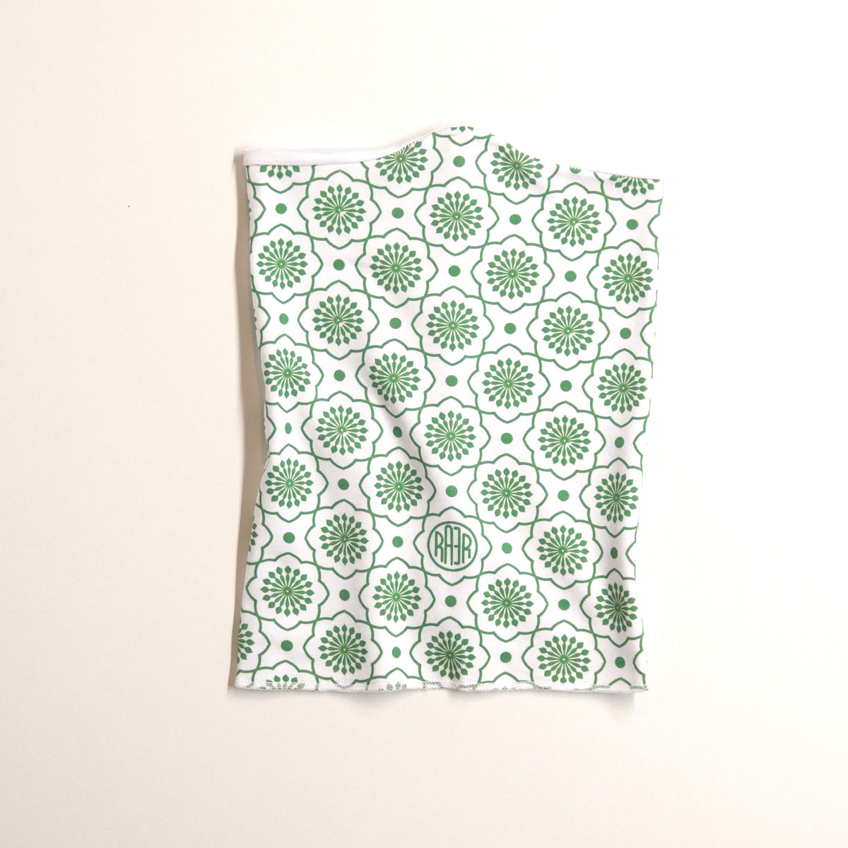 Tour de cou FLOWER à plat, motif floral vert sur fond blanc avec logo RAER.