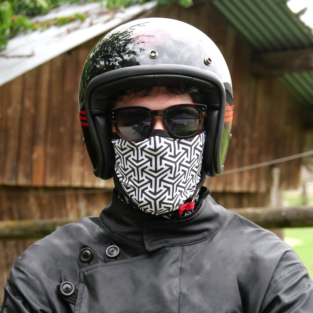 Tour de cou TARGET noir et blanc porté sur le nez, avec casque et lunettes.