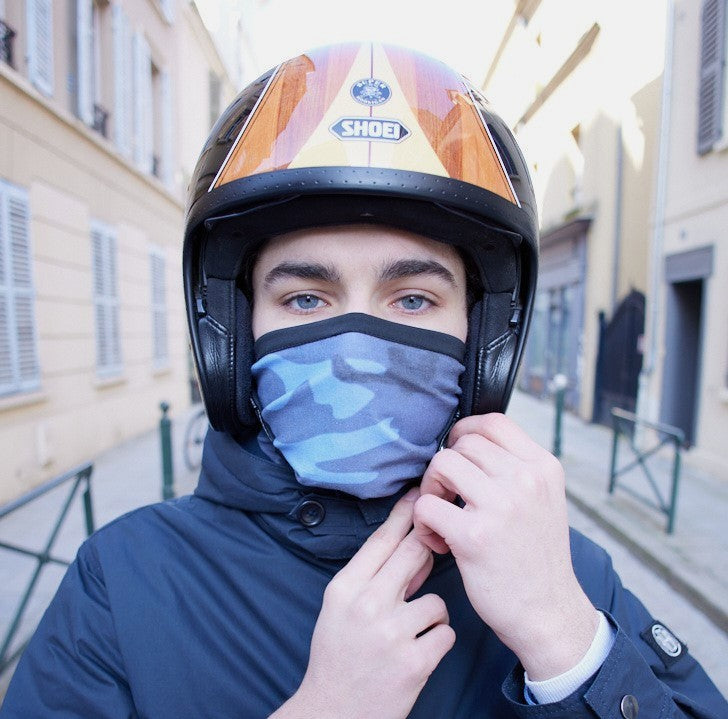 Tour de cou NATURE marine porté sur le nez par un homme casqué dans une rue.