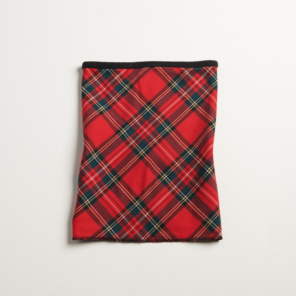 Tour de cou TARTAN posé à plat, avec motif à carreaux rouges et noirs.