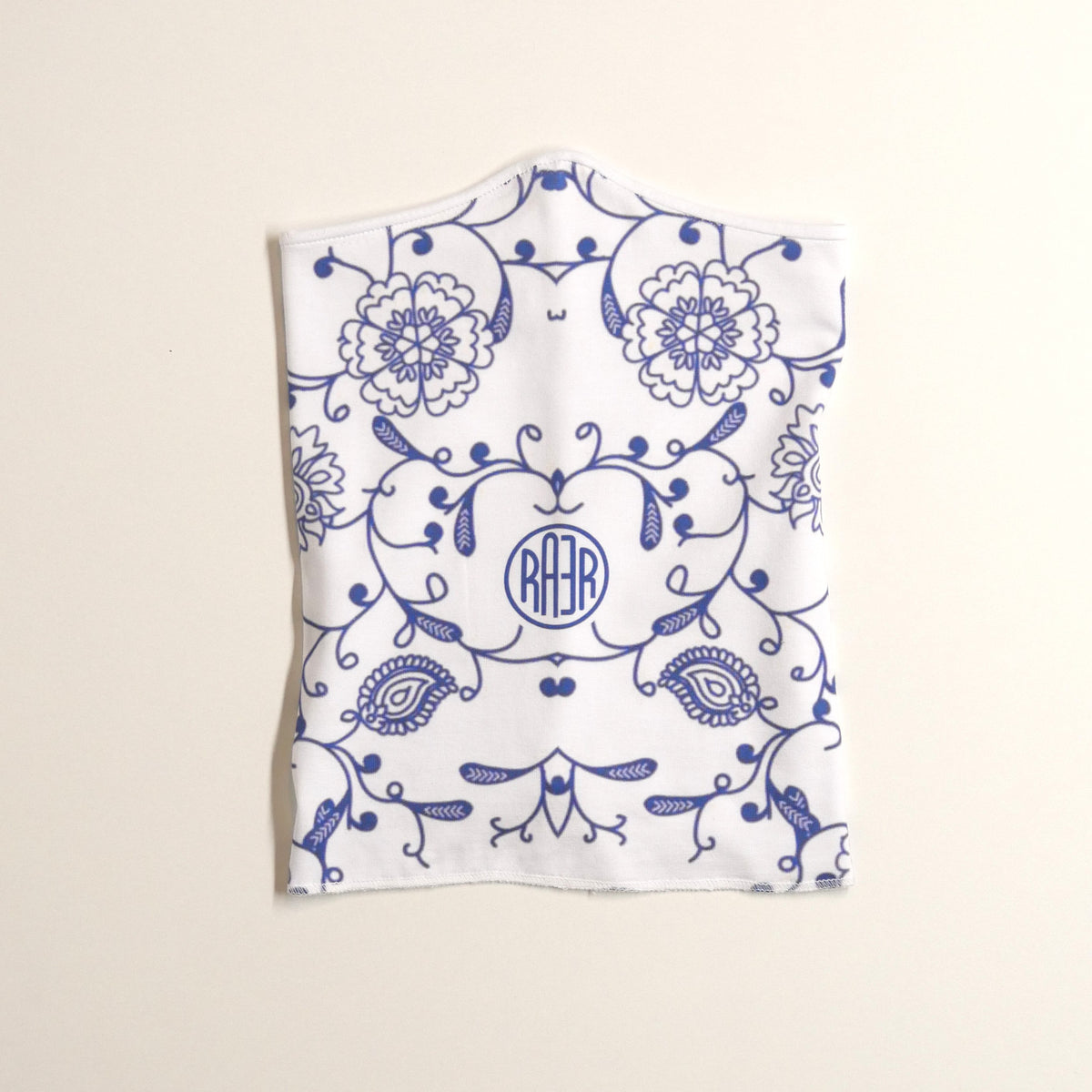 Tour de cou JOY à plat, motifs bleus sur fond blanc avec logo RAER.
