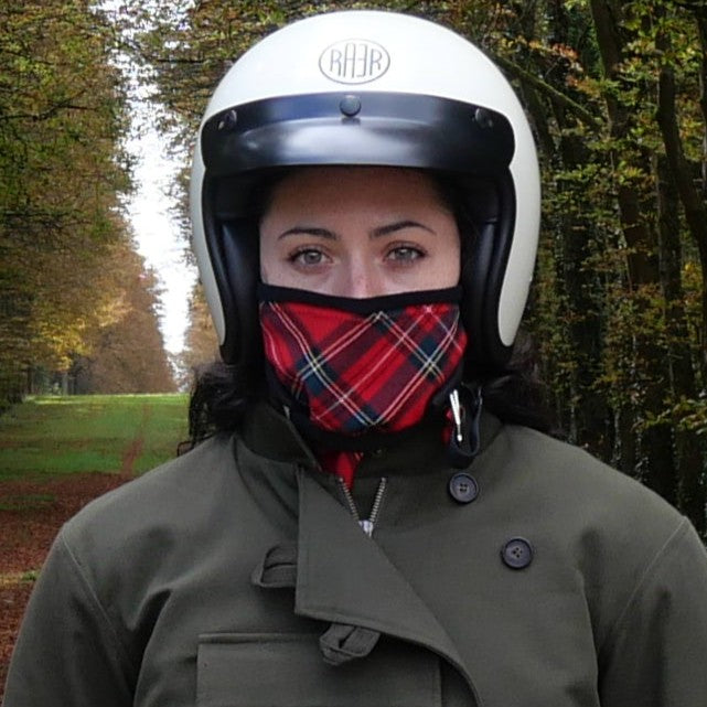 Tour de cou TARTAN rouge porté sur le nez par une femme casquée en extérieur.