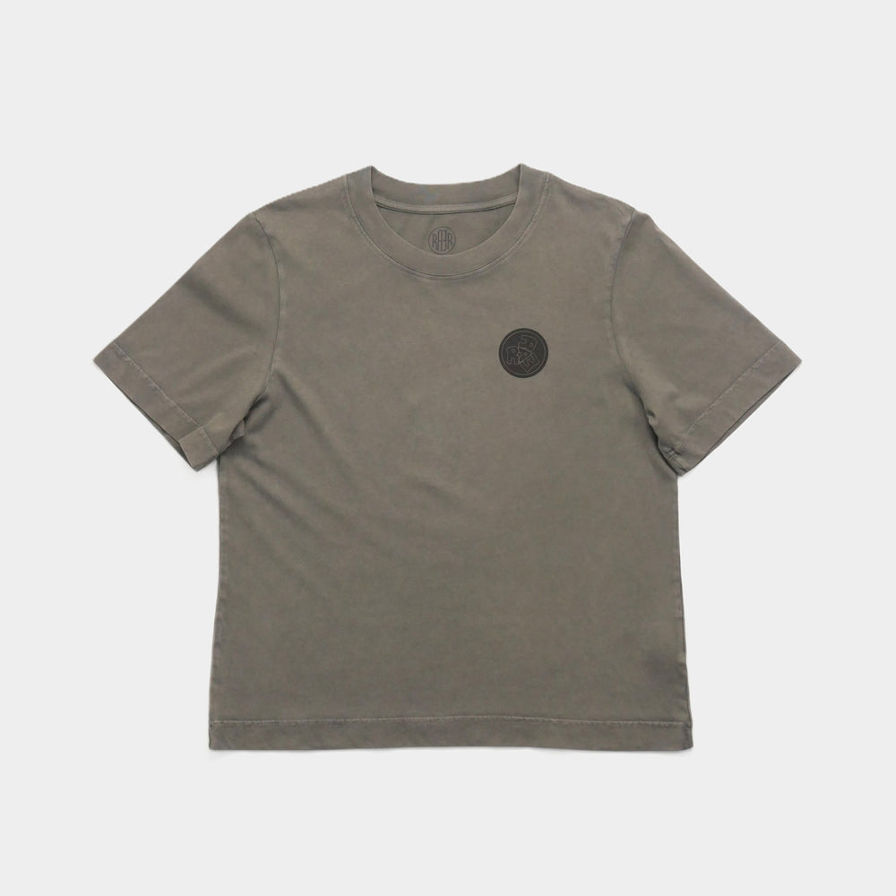 Tee-shirt STAMP olive à plat, vue de face avec un petit motif rond à la poitrine.