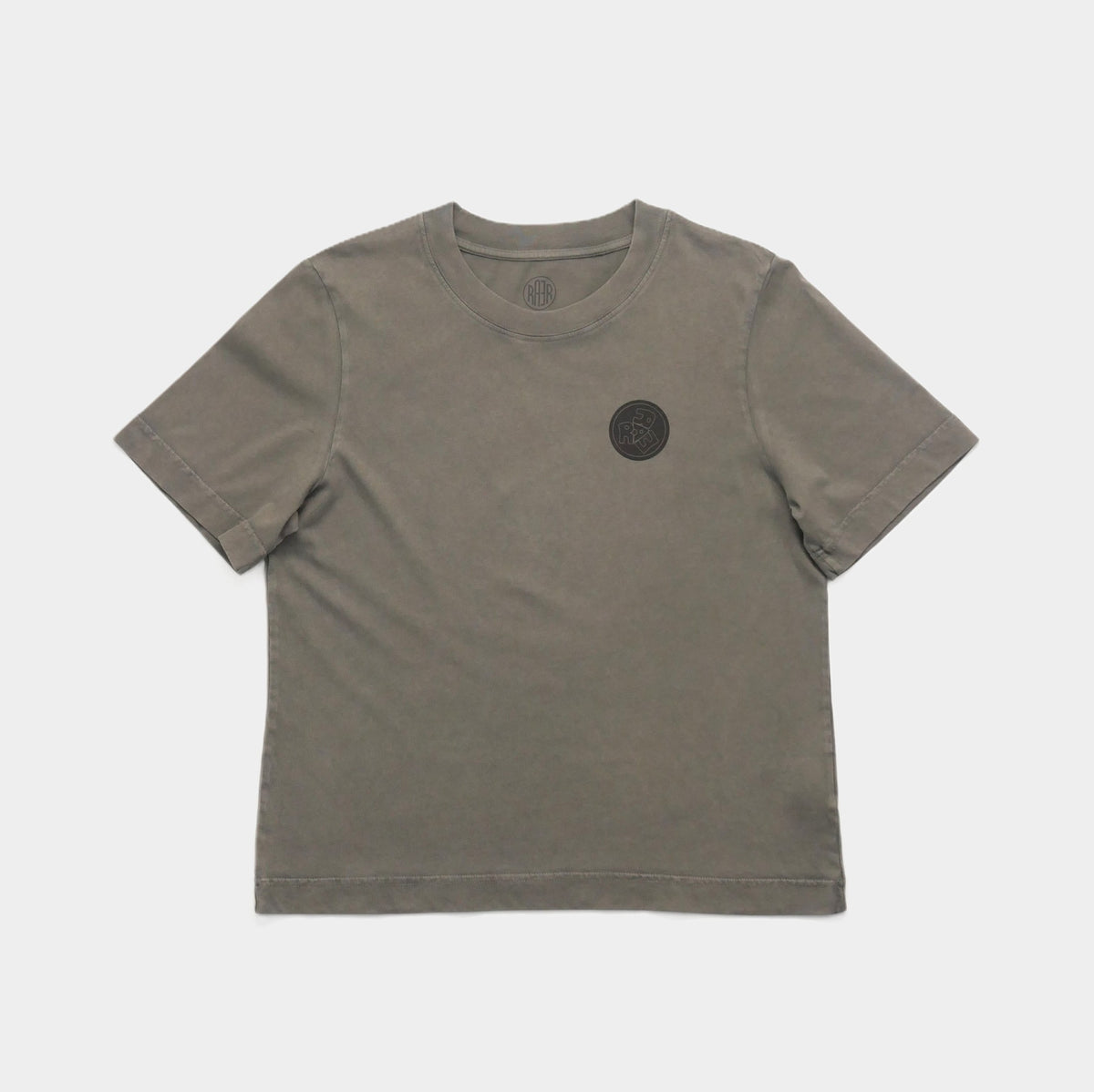 Tee-shirt STAMP olive à plat, vue de face avec un petit motif rond à la poitrine.
