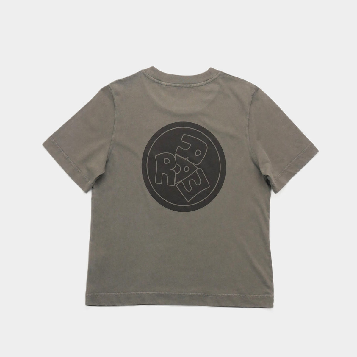 Tee-shirt STAMP olive à plat, vue de dos avec un grand motif circulaire imprimé.